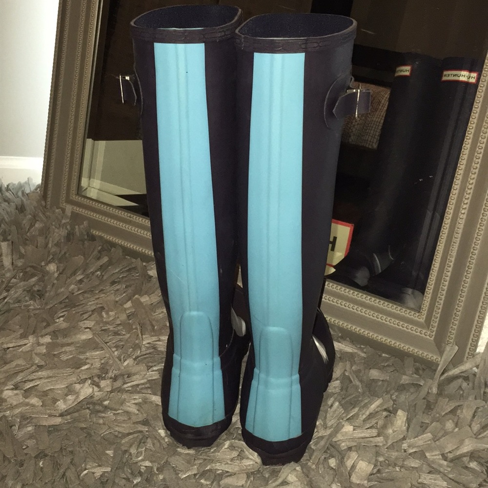 Hunter rain boots. it is 6.5 in inches across for calf  and 17 length - Picture 2 of 5